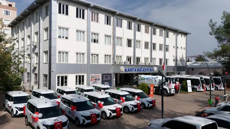 Kahta Belediyesi, filosuna kattığı yeni araçları tanıttı