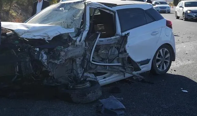 İki otomobilin kafa kafaya çarpıştığı kazada 2 kişi ağır yaralandı