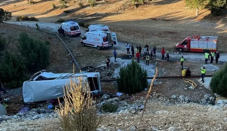 Mersin’de tarım işçilerini taşıyan minibüs devrildi: 5 ölü, 14 yaralı