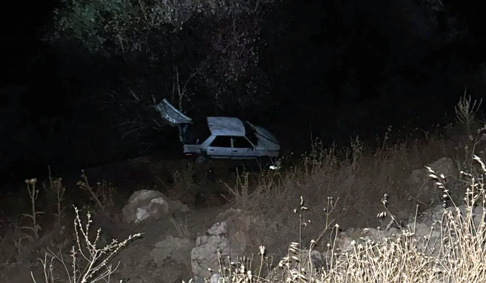 Kâhta’da Otomobil şarampole yuvarlandı: 2 ağır yaralı