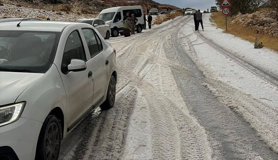 Kar yağar gibi dolu yağdı, her taraf bembeyaz oldu