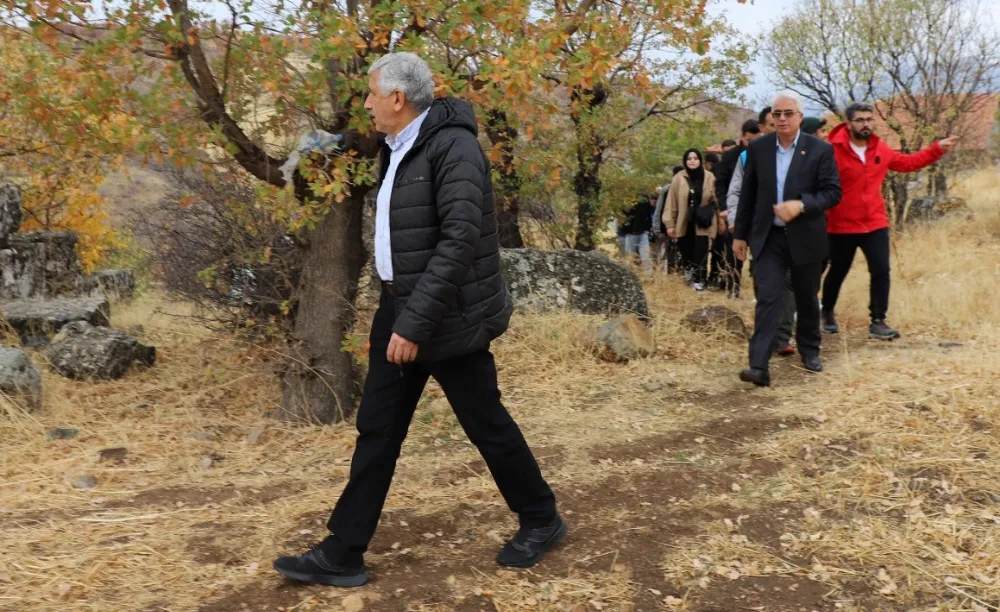 Kahta Belediyesi’nden Gençlerle Doğa Yürüyüşü