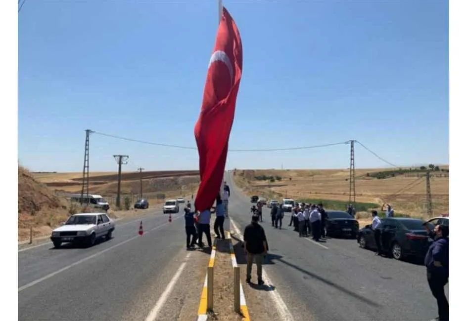 Kahta girişindeki Türk bayrağının yeri değiştirildi