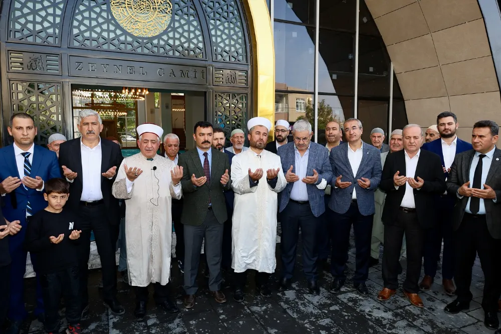 Depremde yıkılan Zeynel Camisi yeniden inşa edilerek ibadete açıldı