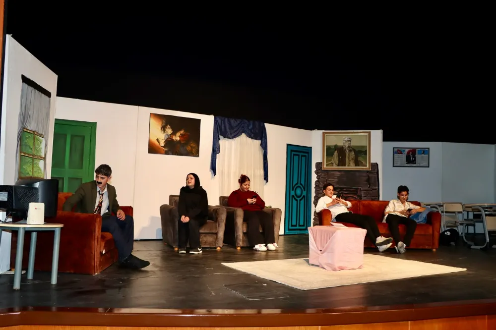 Kâhta’da “Modem Sustu Ev Konuştu” Tiyatro Gösterisi Büyük İlgi Gördü