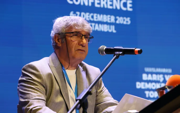 Öcalan’dan Konferansa Kritik Mesaj: “Demokratik Toplum Sosyalizme Giden Yoldur”