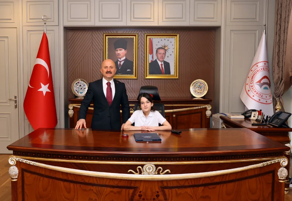 Vali Varol 23 Nisan’da koltuğunu minik Defne
