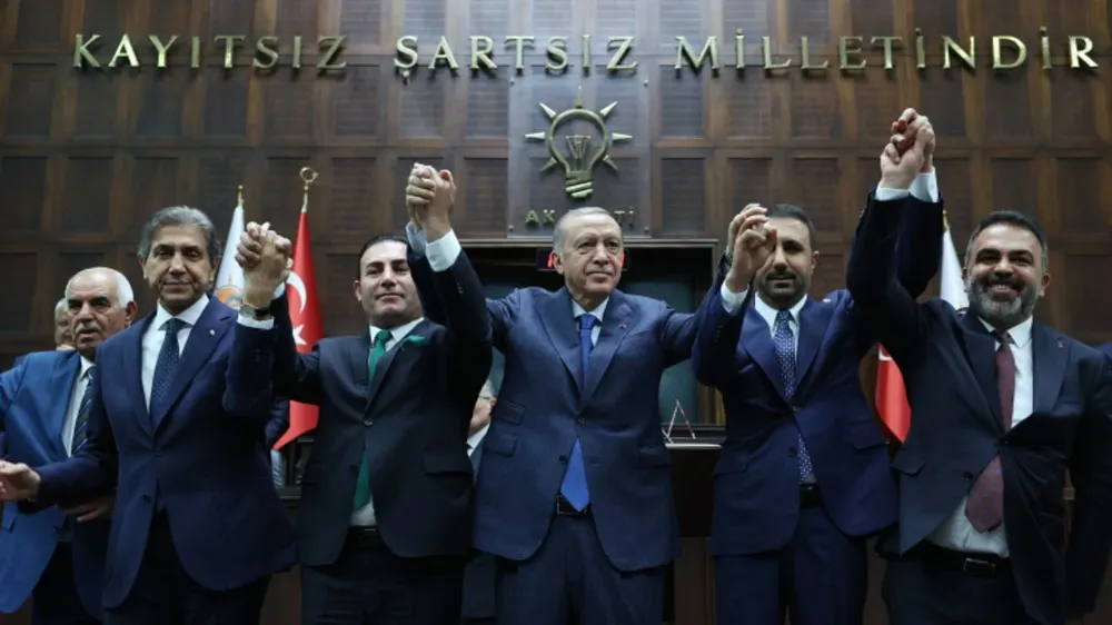 AK Partiye katılım; Rozetleri Cumhurbaşkanı Erdoğan taktı