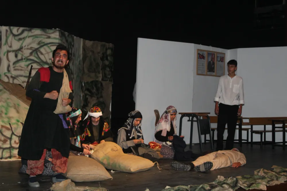 Öğrencilerin Tiyatro Gösterisi İzleyenlerden Tam Not Aldı