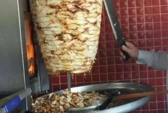 Okul kantininden tavuk döner yiyen 40 öğrenci zehirlendi
