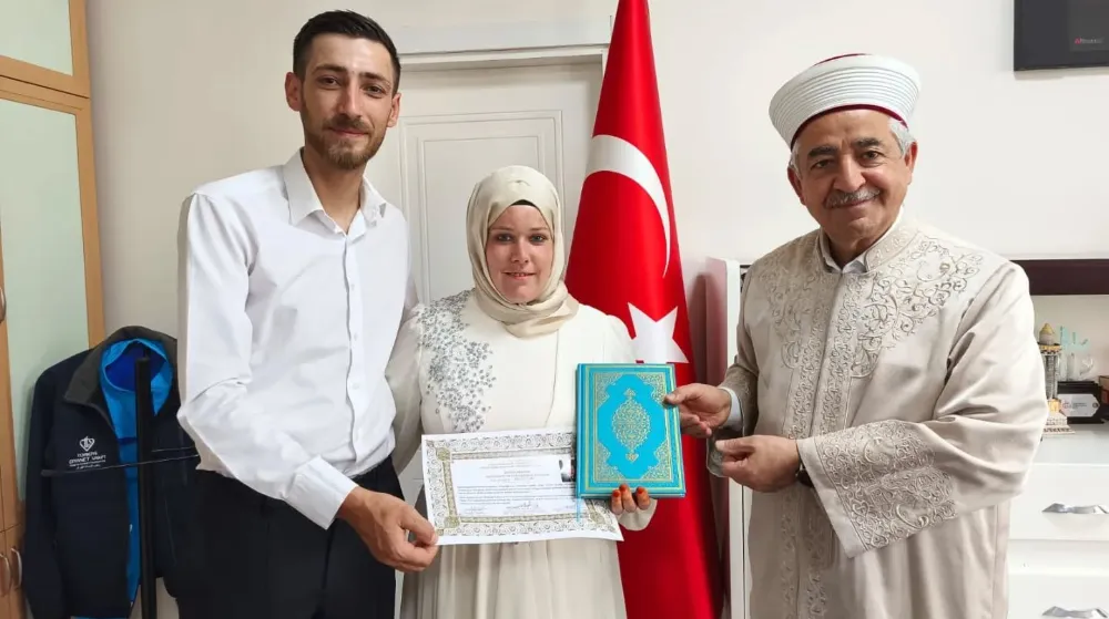 Eşinin ailesinden etkilenerek Müslüman oldu