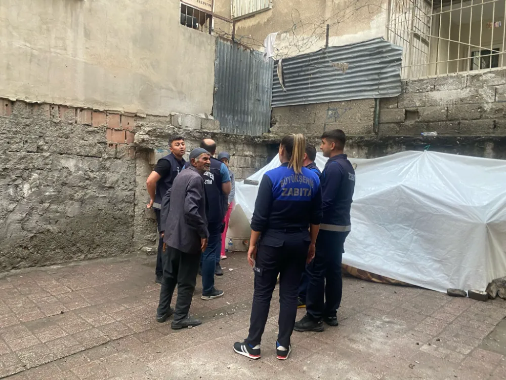Sokakta kurdukları çadırda yaşayan aileye Büyükşehir sahip çıktı