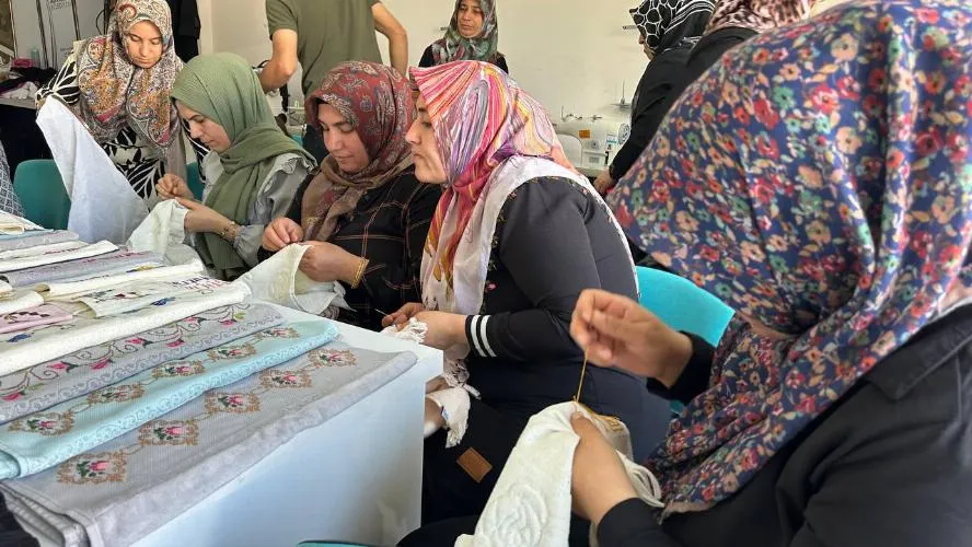 Adıyamanlı Kadınlar ADIMEK Kurslarıyla Hem Üretiyor Hem Kazanıyor