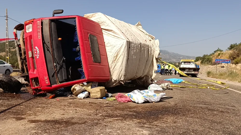 Kamyonet ile otomobil çarpıştı: 1 ölü, 5 yaralı 