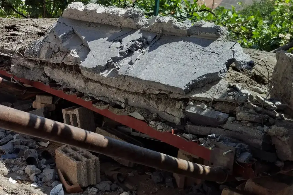 Evin sundurması çöktü: 3 ölü, 7 yaralı