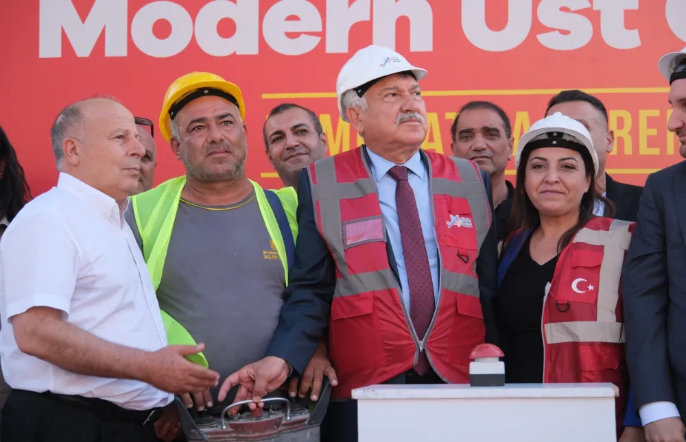 Adana’nın İlk Yürüyen Merdivenli Yaya Üst Geçidinin Temeli Atıldı