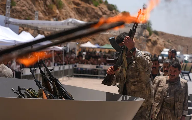  PKK sembolik bir törenle silah bıraktığını duyurdu