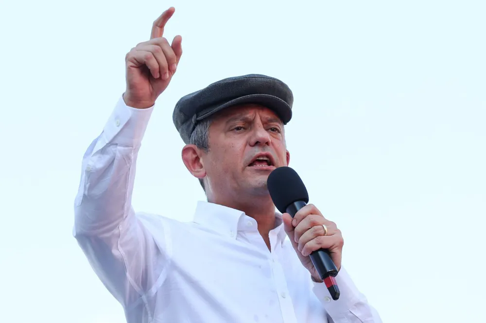 Özgür Özel: Bir şehrin belediye başkanının ayağına kelepçe takmak akıl tutulması