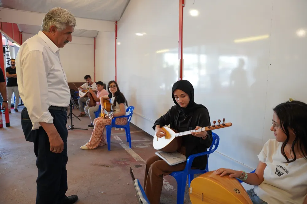 Yaz Sanat Kursu kursiyerlerinden mini konser