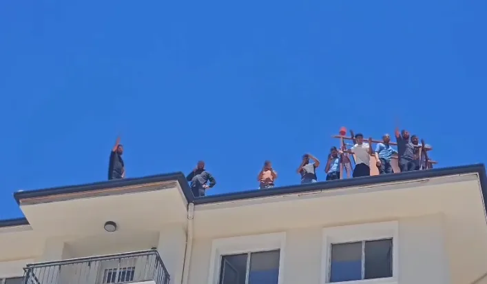 Ücretlerini alamayan TOKİ işçileri çatıya çıktı