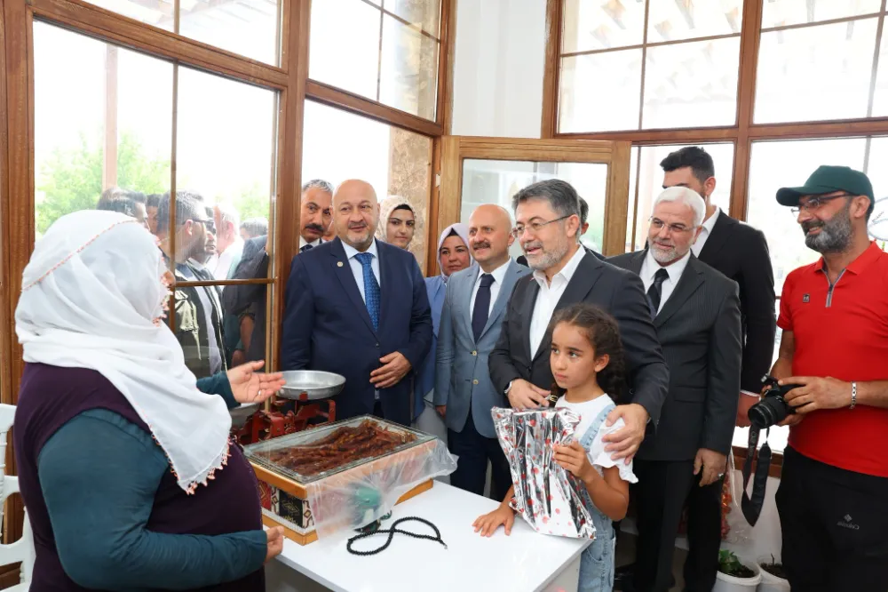 Bakan Yumaklı Atmalı Pazarını Ziyaret Ettı