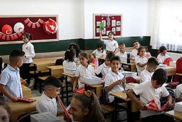 Okullarda serbest kıyafet uygulaması sona eriyor