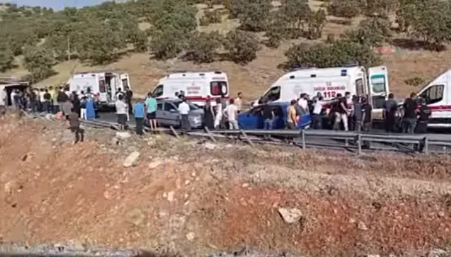 Tur minibüsü devrildi: 1 ölü, 15 yaralı