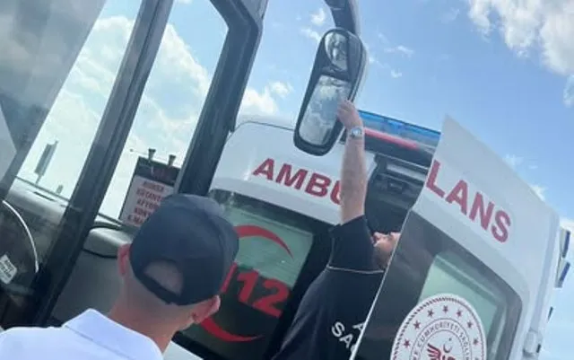 Otobüs ve Otomobil Çarpıştı: 5 Yaralı