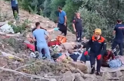Tarım işçilerini taşıyan minibüs uçuruma yuvarlandı: 4 ölü