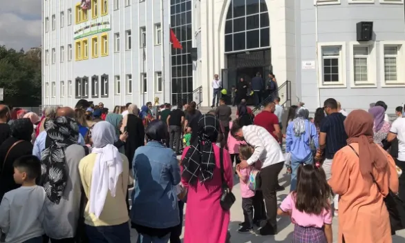 Birinci sınıflar için ilk ders zili bugün çaldı