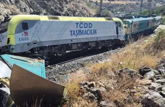 Malatya’da iki yük treni kafa kafaya çarpıştı: 1 yaralı