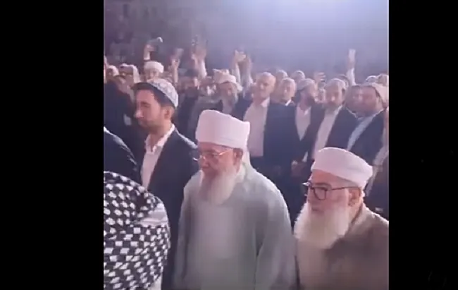 Menzil Şeyhi Oğlunun Düğününde Halay Çekti