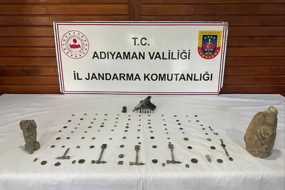 Ellerindeki tarihi eserleri satamadan yakalandılar