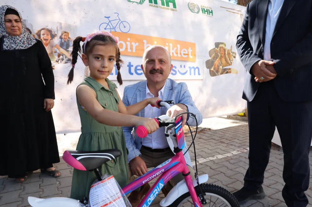 Vali Varol, Yetim Çocuklara Bisiklet Dağıttı