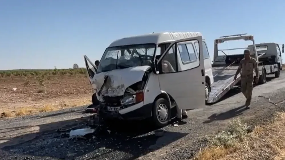Tarım işçilerini taşıyan minibüs ile bir otomobil çarpıştı:15 yaralı