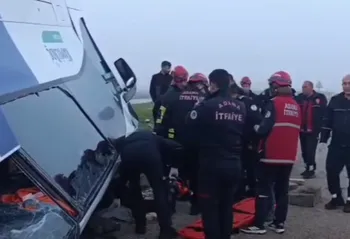 ADANA’DA YOLCU OTOBÜSÜ DEVRİLDİ: 2 ÖLÜ, 19 YARALI