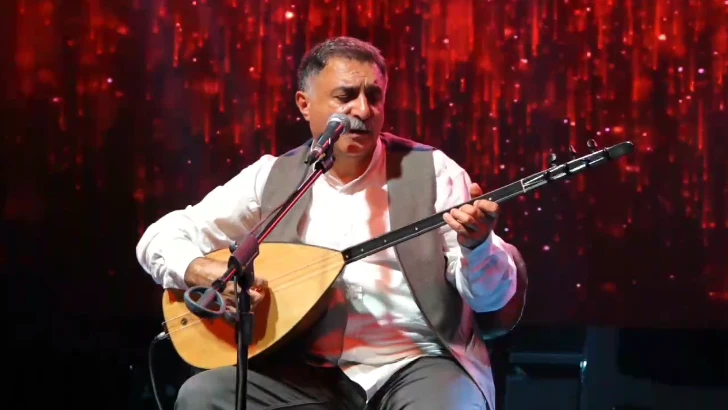Erdal Erzincan konseri büyük ilgi gördü