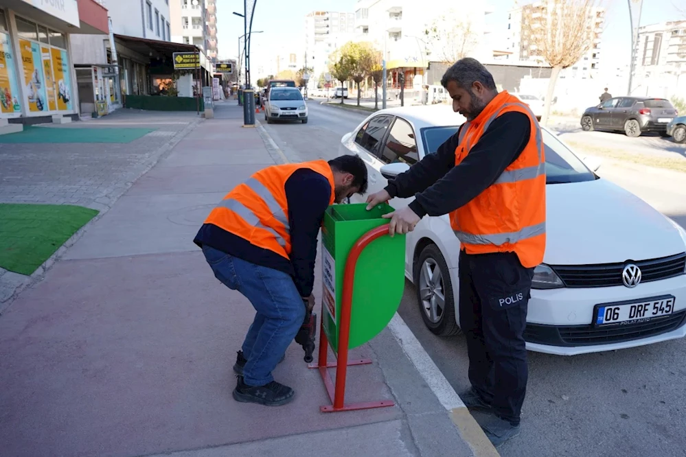 Ana arterlere çöp kovası yerleştiriliyor