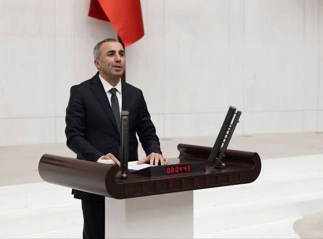 DEM Partili Fırat deprem konutlarını meclise taşıdı!